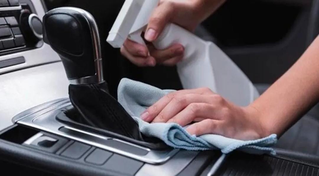 5 Kesalahan Saat Membersihkan Interior Mobil yang Perlu Kamu Hindari 