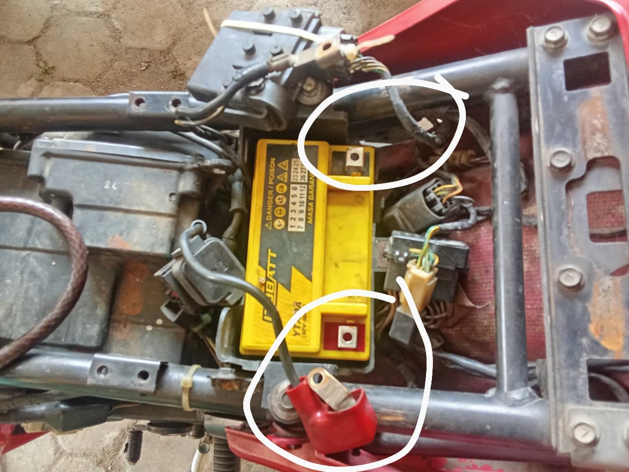 Motor Lama Tidak Dipakai: Wajibkah Melepas Aki?