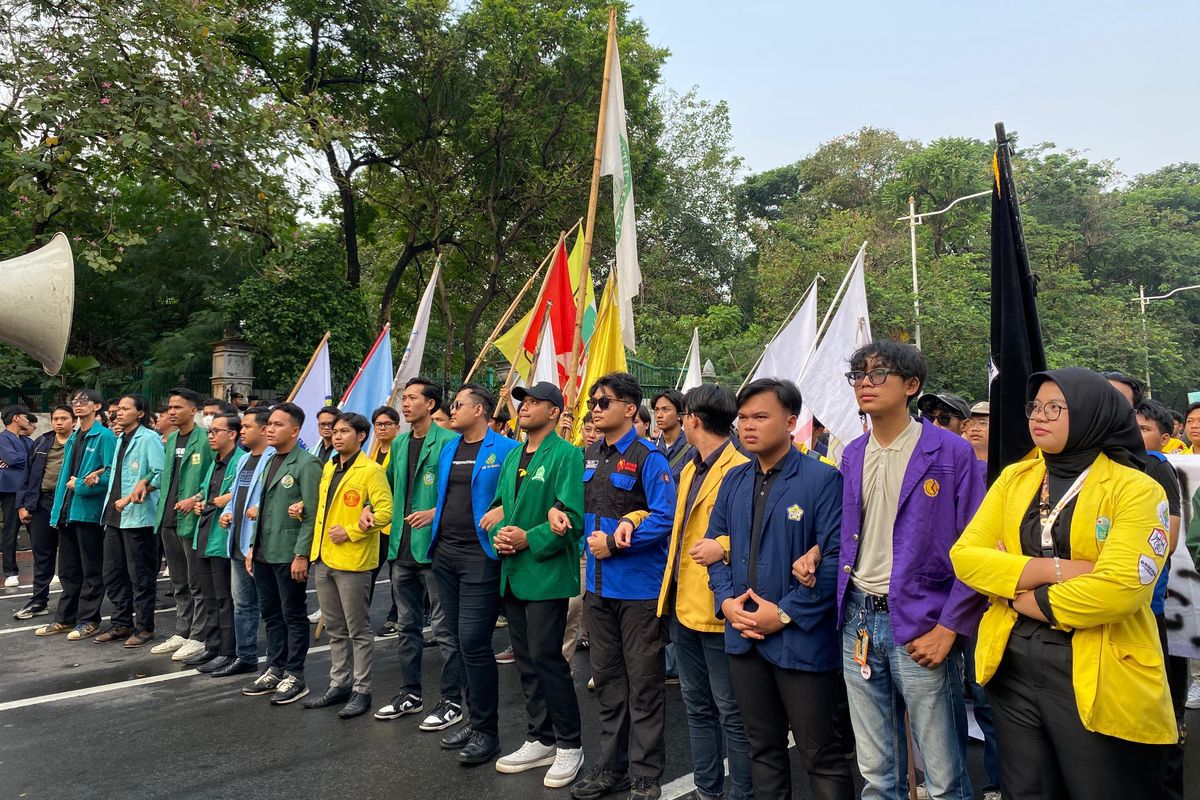 BEM SI Duduki Depan DPR RI, Desak Pemerintah Dengarkan Aspirasi Rakyat