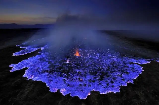 Mengenal Lebih Dekat Gunung Ijen: Keajaiban Api Biru dari Dalam Perut Bumi