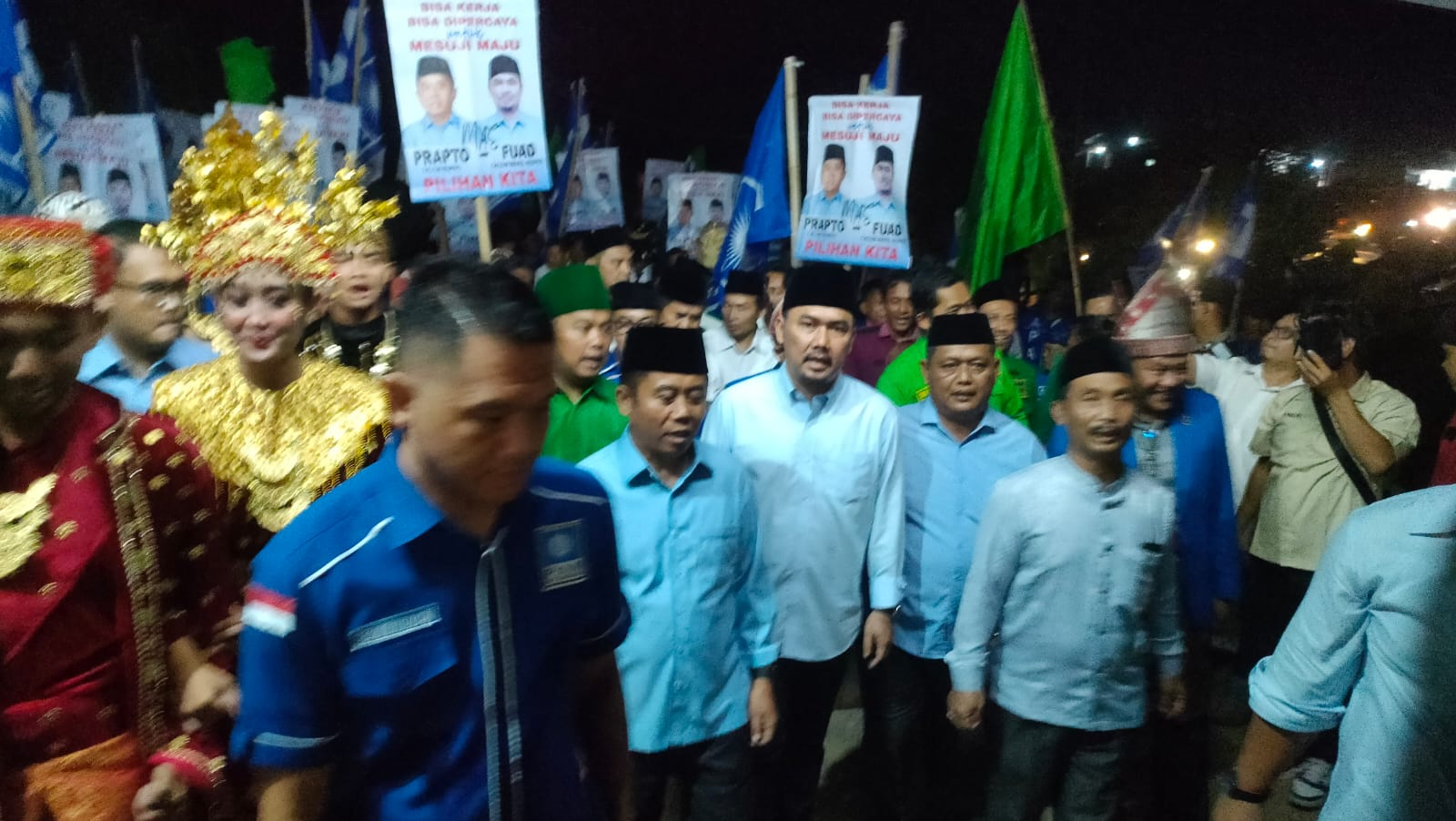 Kompak Pakai Baju Kemeja dan Peci Hitam, Suprapto - Fuad Amrulloh Daftar ke KPU Mesuji Malam hari