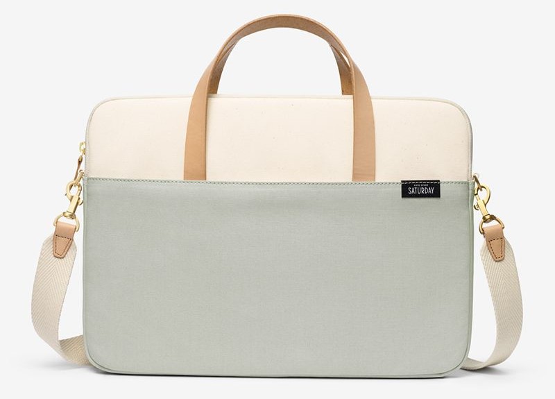 Bahaya Membawa Laptop di Cantolan Motor bagi Pengendara