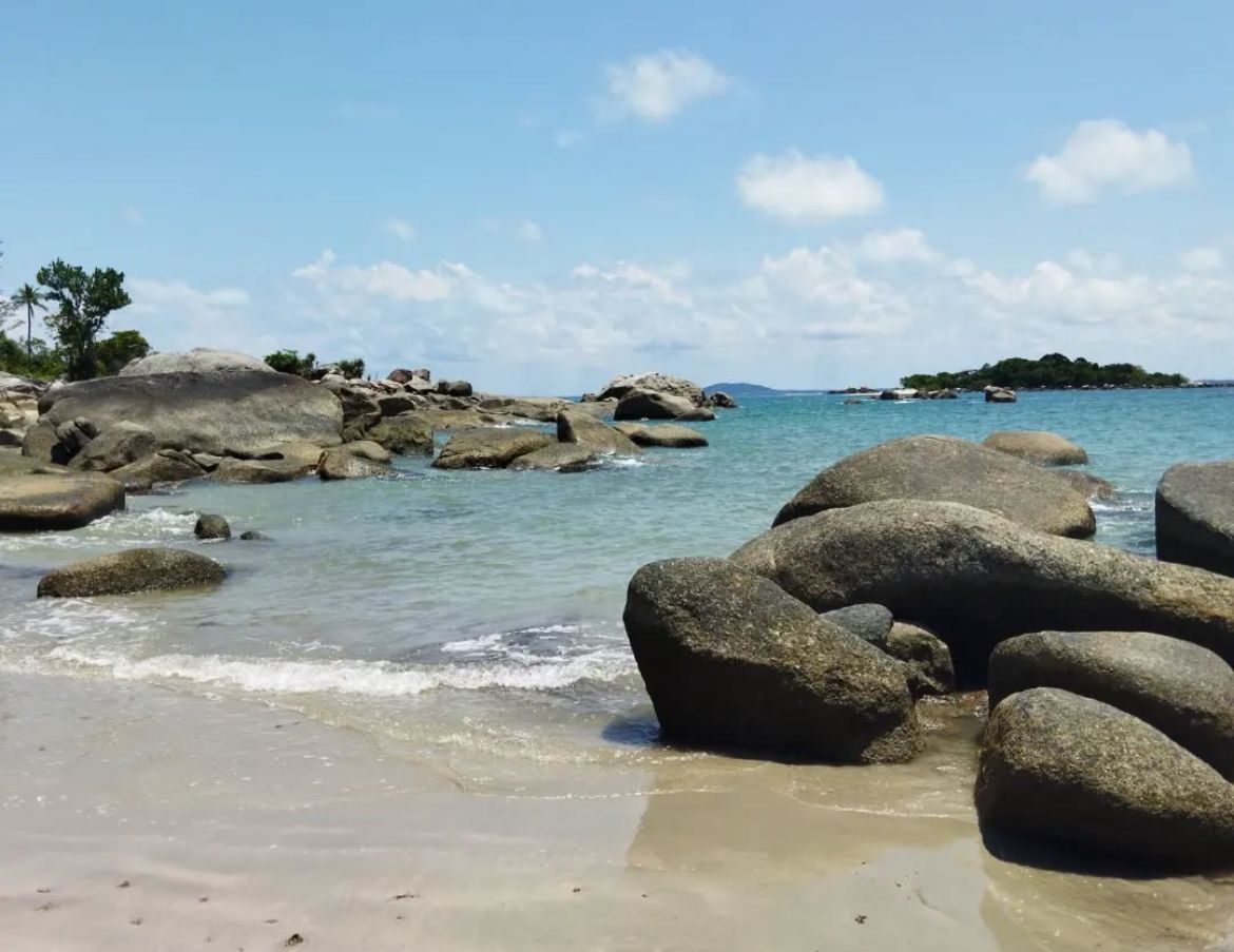 Pantai Penyusuk, Surga Pasir Putih dan Granit Raksasa di Ujung Bangka