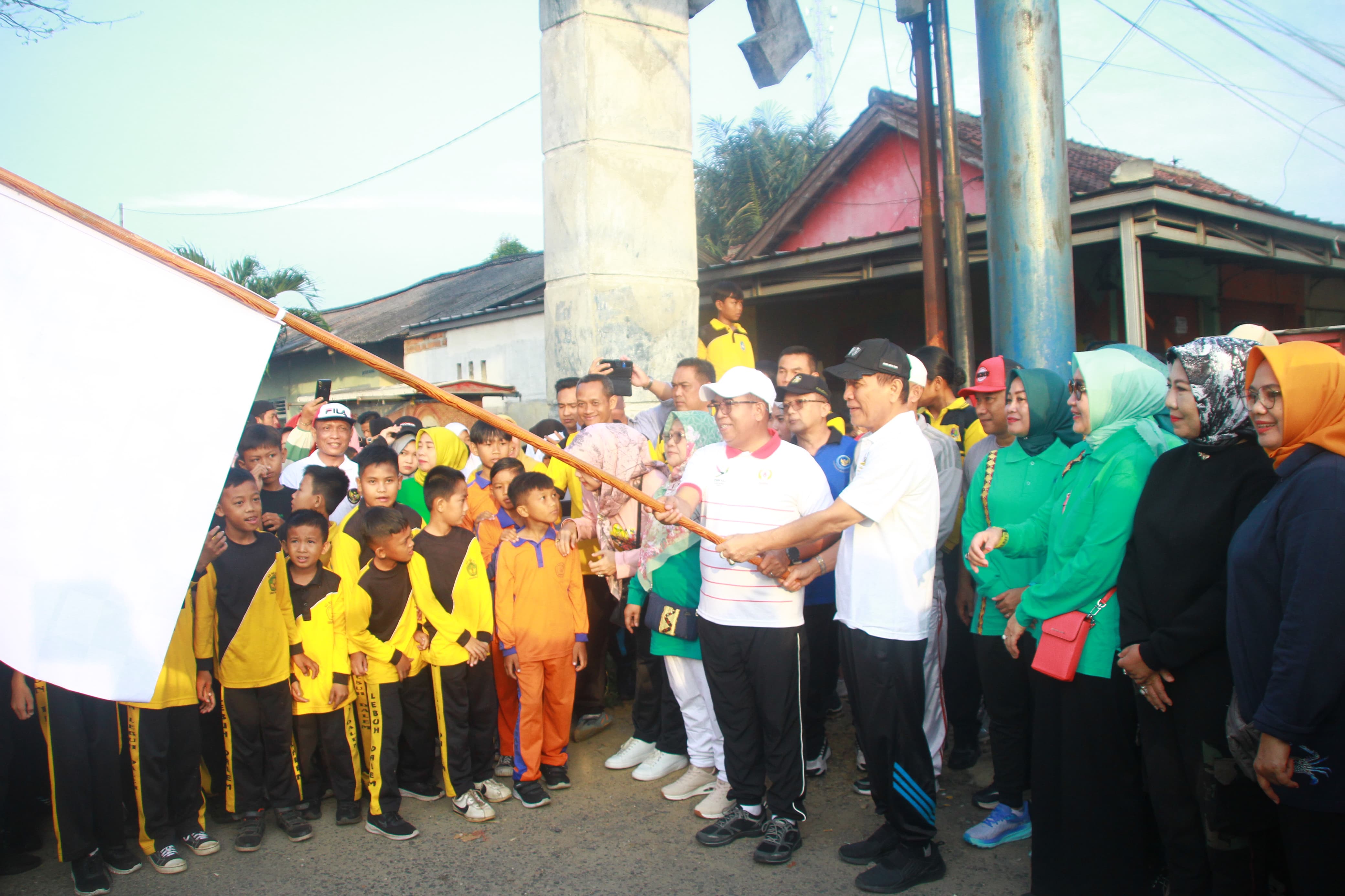 Kunker ke Tulang Bawang, Pj. Gubernur Lampung Samsudin Jalan Sehat Bareng Masyarakat dan Pj. Bupati