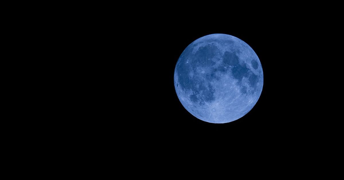 'Cold Moon' Hiasi Langit Indonesia, Supermoon Terakhir 2025 Bikin Warga Ramai-ramai Motret Bulan