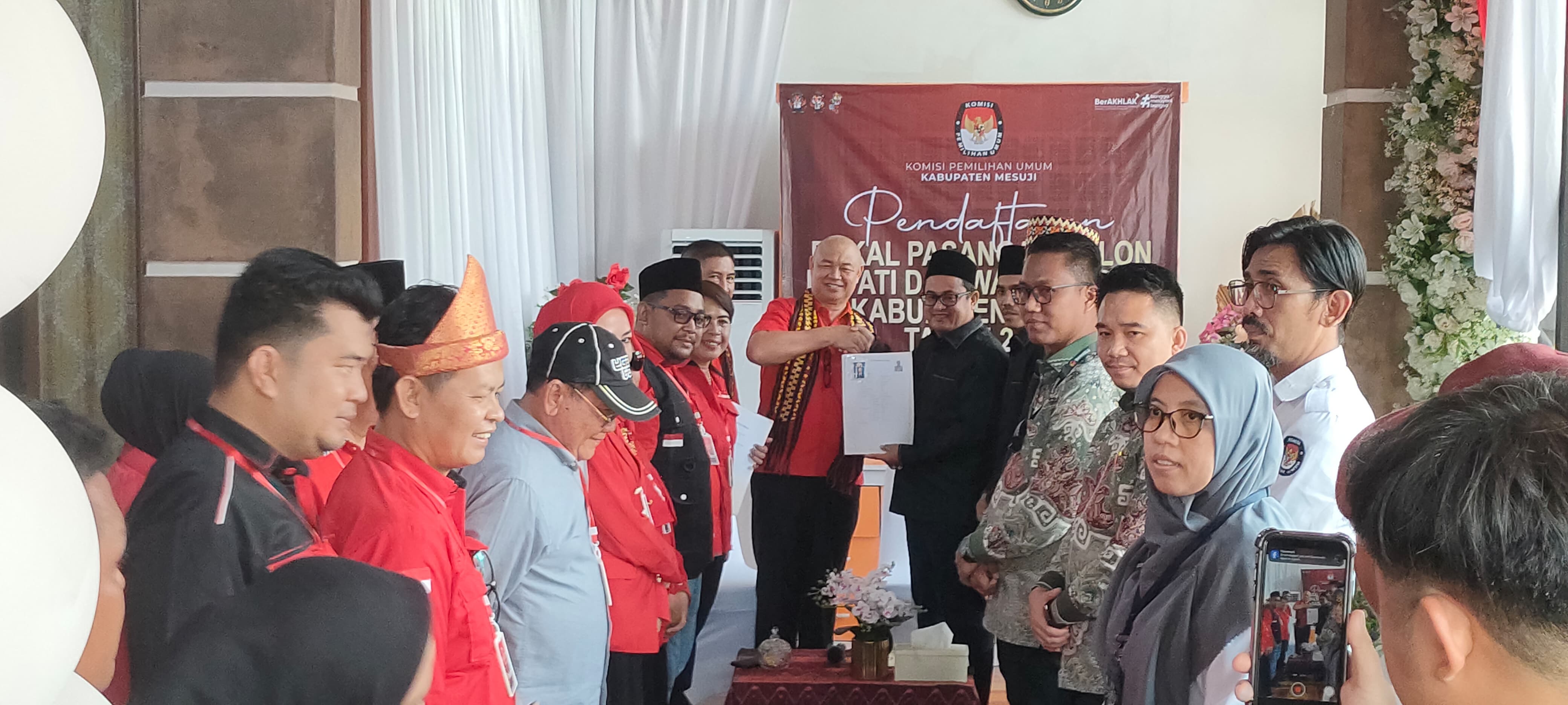 Pasangan Bakal calon Bupati dan Wakil Bupati Mesuji Syamsudin dan Yulivan Nurullah resmi mendaftar ke KPU