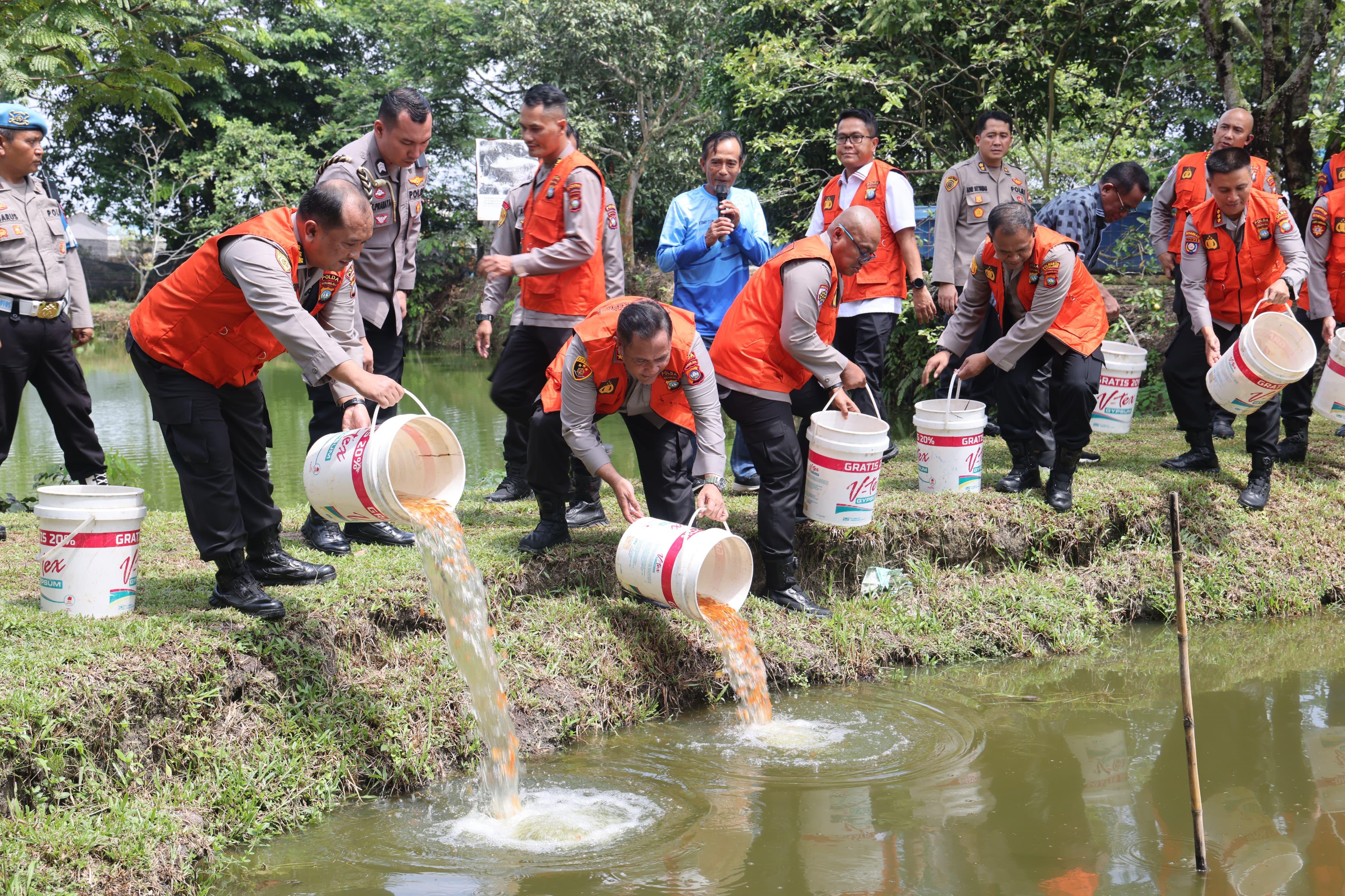 Kapolda Kepri Tanam 50.000 Benih Ikan di Sekupang, Tabur Harapan di Tengah Kolam