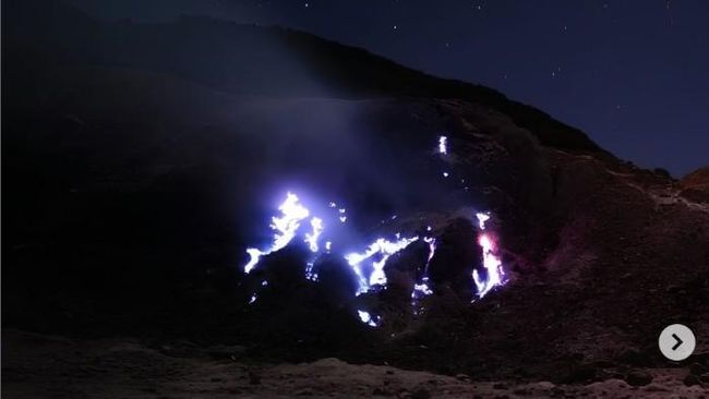 Pakar Jelaskan Asal-Usul Fenomena Blue Fire di Gunung Papandayan