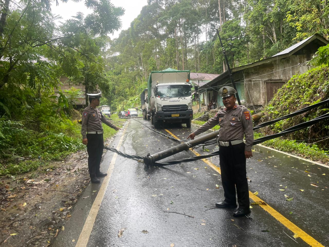 Diterjang Badai : 2 Tiang Listrik Di Ruas Liwa - Krui Roboh, Arus Lalu Lintas Macet Total