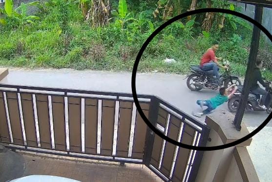 Motor Dibegal, Aksi Heroik Bocah Pertahankan Kendaraan Hingga Terseret Motor Sejauh 15 Meter Terekam CCTV