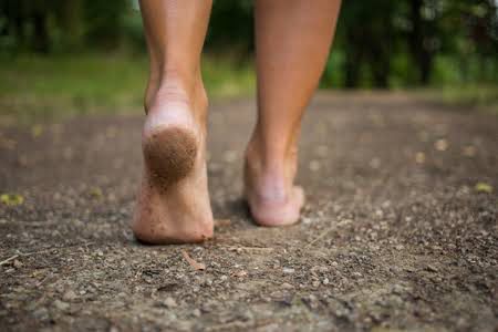 Earthing Tren Berjalan Tanpa Alas Kaki yang Ternyata Baik untuk Kesehatan