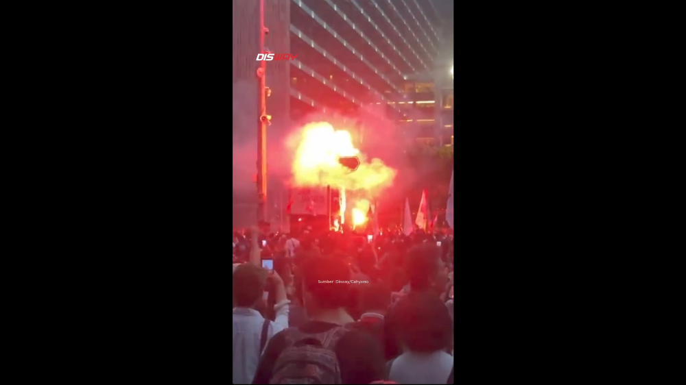 Viral! Peserta Demo Panjat Tiang Lampu Sambil Nyalakan Flare di Bundaran HI