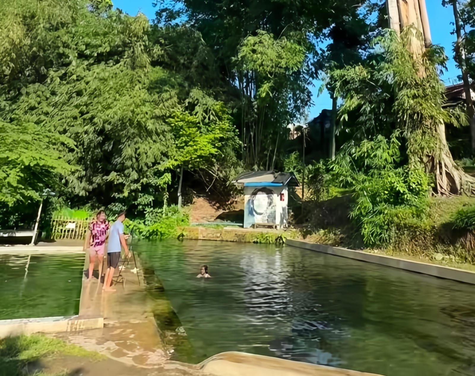 Bukan di Klaten atau Jogja, Wisata Air Sebening Kaca Ini Ada di Lampung