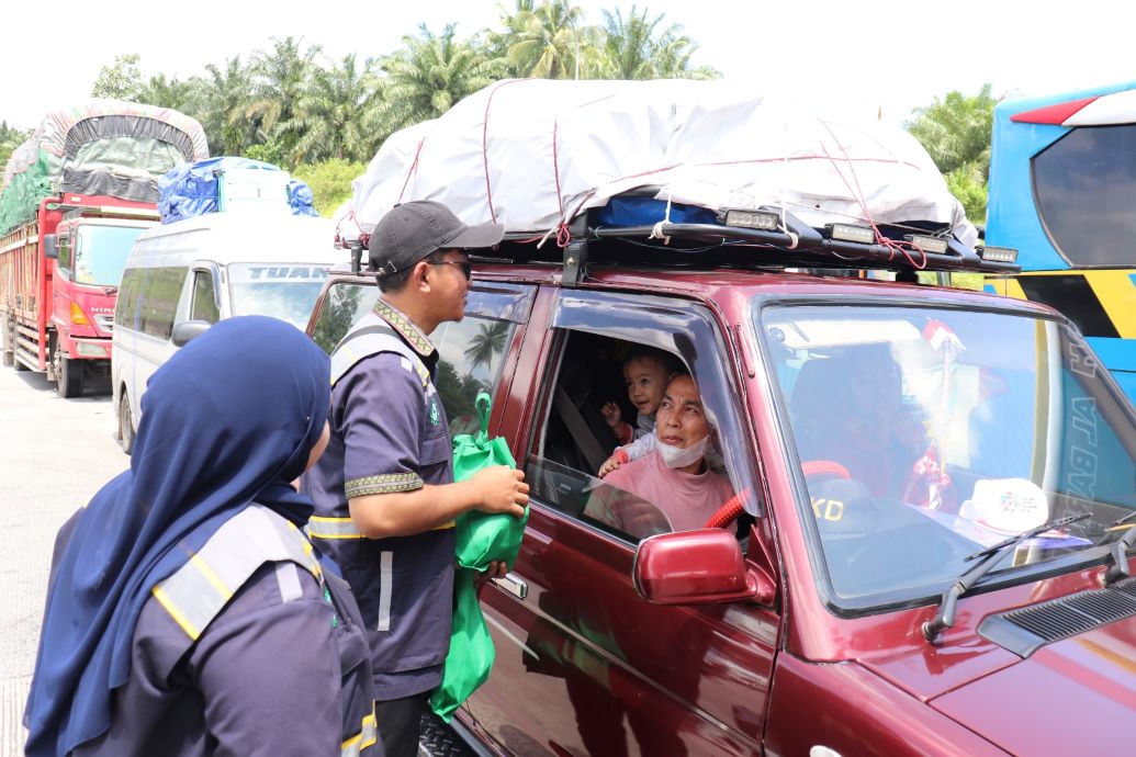 Operasi Simpatik di Tol Bakter: Hangatnya Kepedulian di Tengah Arus Mudik Lebaran