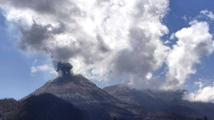 Gunung Lewotobi Laki-Laki Erupsi Lagi, Abu Vulkanik Menyembur 3 Km ke Udara