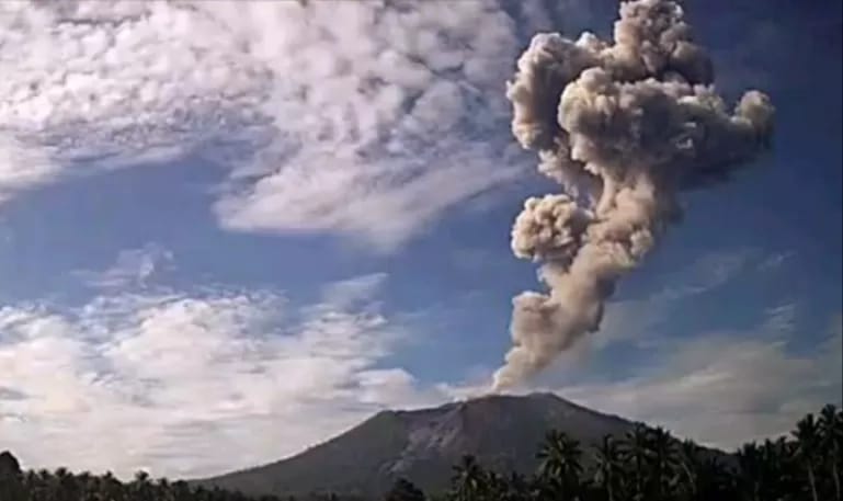 Gunung Ibu Erupsi Lagi, Abu Vulkanik Meluncur Setinggi 2.000 Meter ke Langit Halmahera