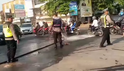 Jalan Urip Sumoharjo Licin Disiram Solar, Polisi dan Damkar Turun Tangan