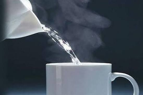 Minum Air Hangat di Pagi Hari Bantu Detoks Tubuh dan Bikin Lebih Segar!