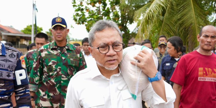 Zulkifli Hasan Panggul Beras untuk Korban Bencana, PAN Bantah Pencitraan