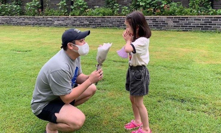 Mengapa Anak Perempuan Lebih Dekat dengan Ayahnya? Ini Penjelasan dan Dampak Psikologisnya