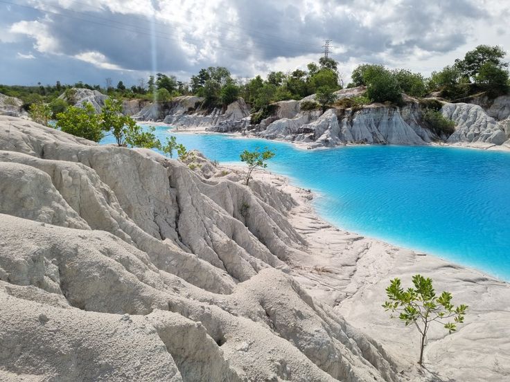 Pesona Danau Kaolin, Keindahan Biru di Balik Jejak Tambang Timah Bangka