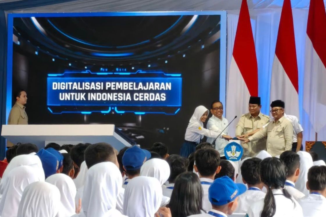 Prabowo: 75 Persen Sekolah di Indonesia Sudah Dibekali Smartboard