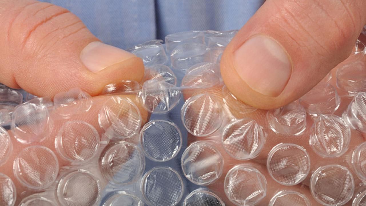 Kenapa Kita Suka Banget Pencet-Pencet Bubble Wrap? Ini Alasannya Menurut Sains