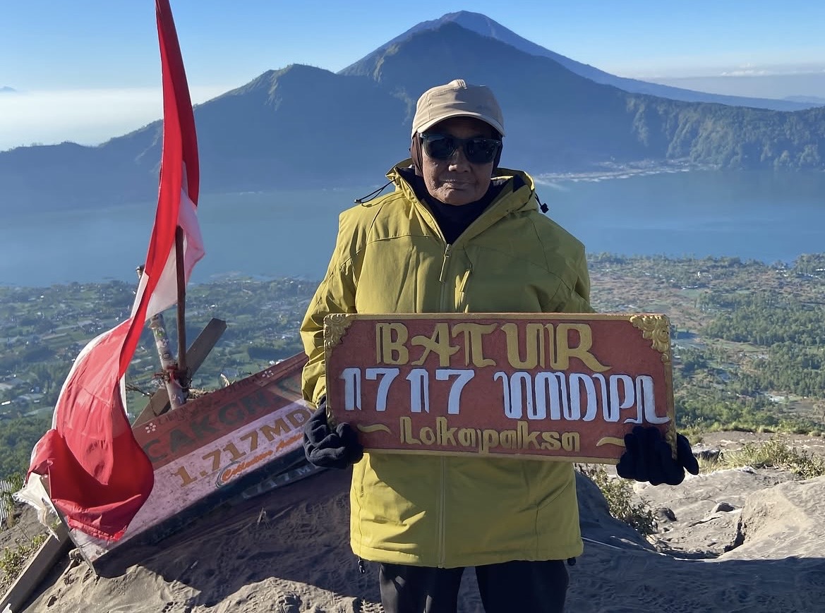 Rayakan Ulang Tahun ke-73, Nenek Ini Lakukan Ekspedisi Touring Motor dan Mendaki 4 Gunung di Indonesia
