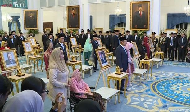 Prabowo Resmi Anugerahkan Gelar Pahlawan Nasional kepada Soeharto, Gus Dur, dan Delapan Tokoh Lain