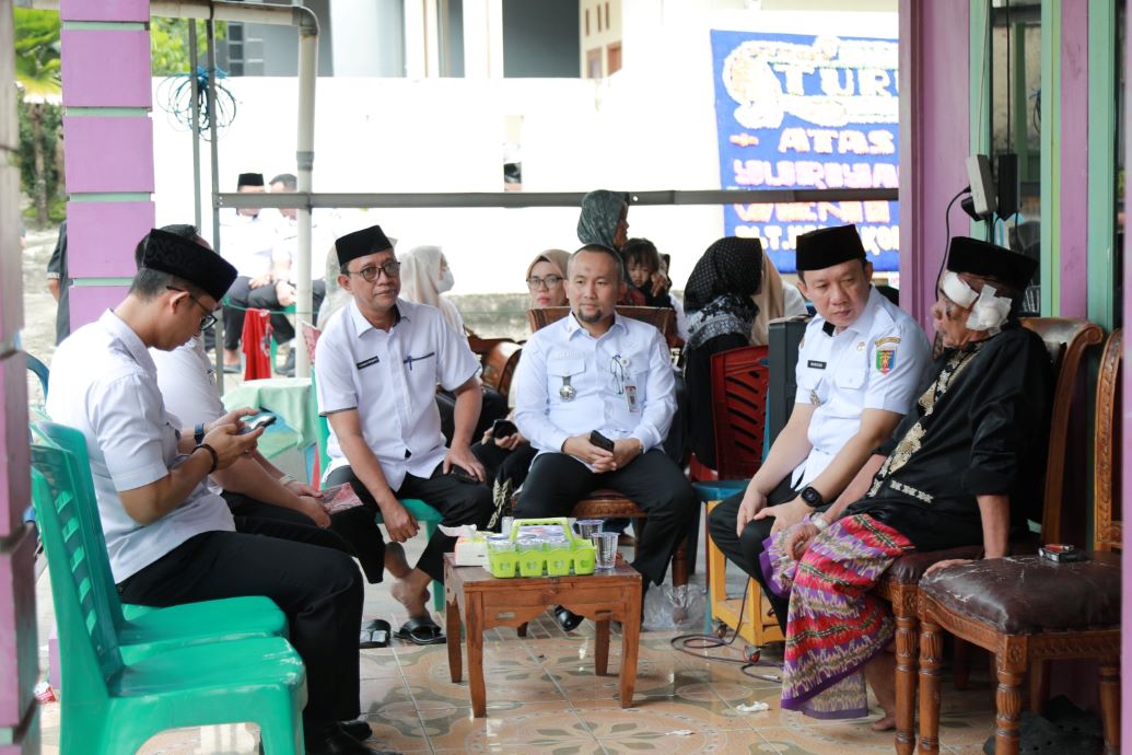 Sekdaprov Lampung Hadir Sampaikan Bela Sungkawa kepada Keluarga Korban Tragedi Pohon Tumbang 