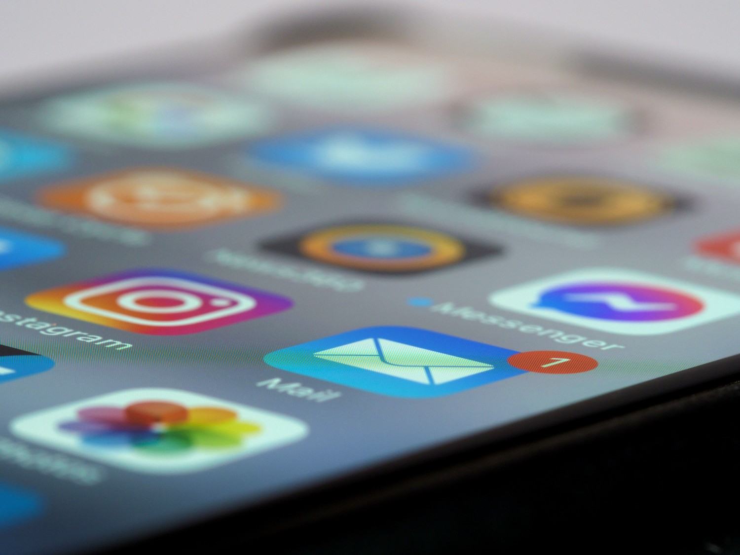 Komdigi Identifikasi 22 Platform Digital Berisiko Tinggi bagi Anak, Ada YouTube hingga Valorant