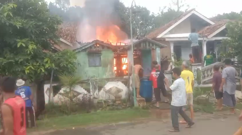 Asyik Makan Tekwan, Rumah Warga Bindu Ludes 'Dilalap' Si Jago Merah