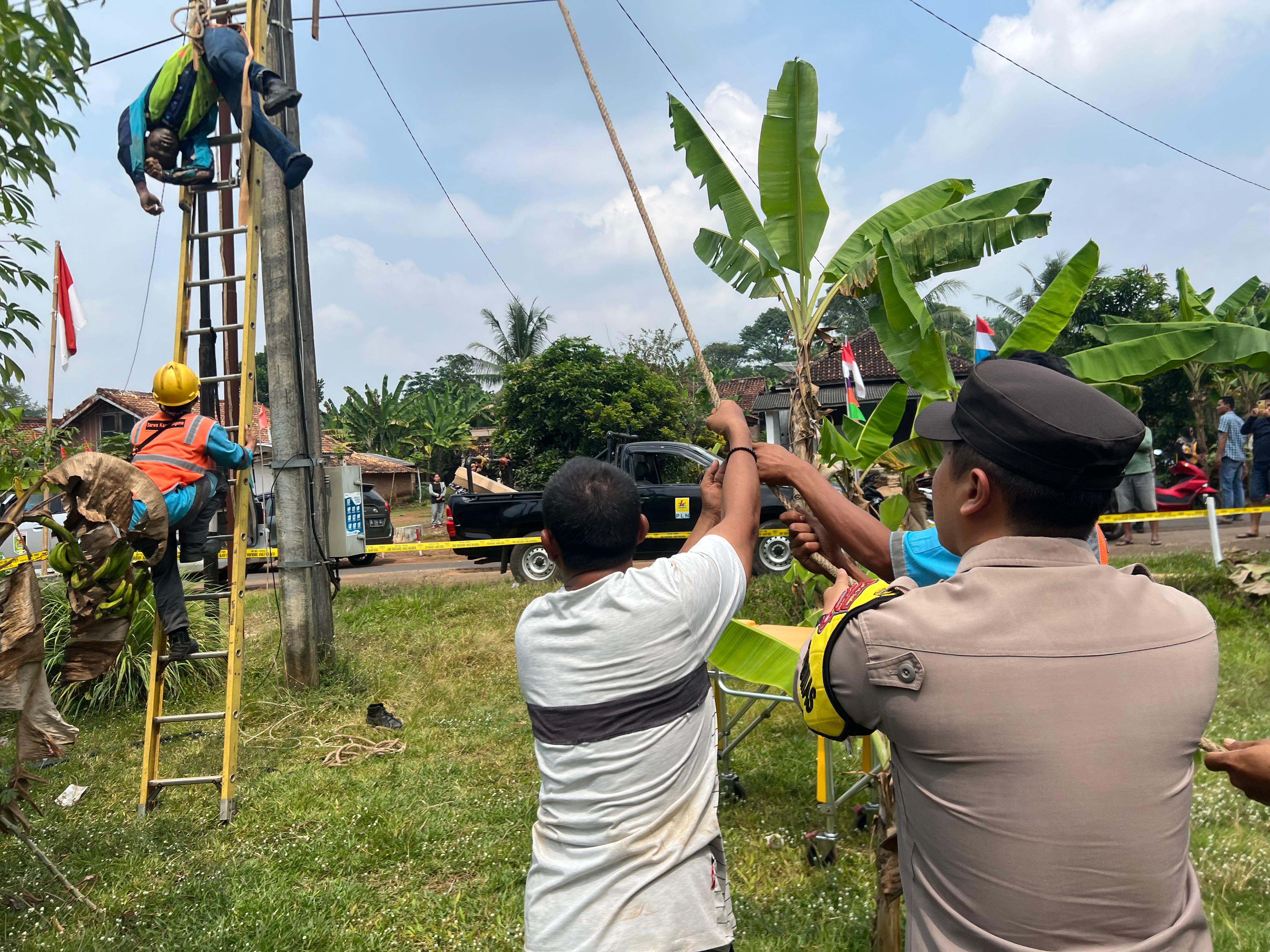 Petugas PLN Tersengat Listrik Saat Perbaiki Jaringan Instalasi