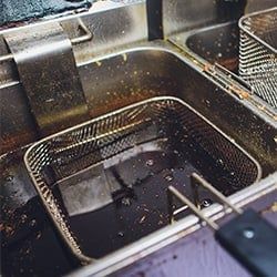 Waspada! Minyak Bekas yang Menghitam Bisa Menjadi Racun Kronis bagi Keluarga Anda