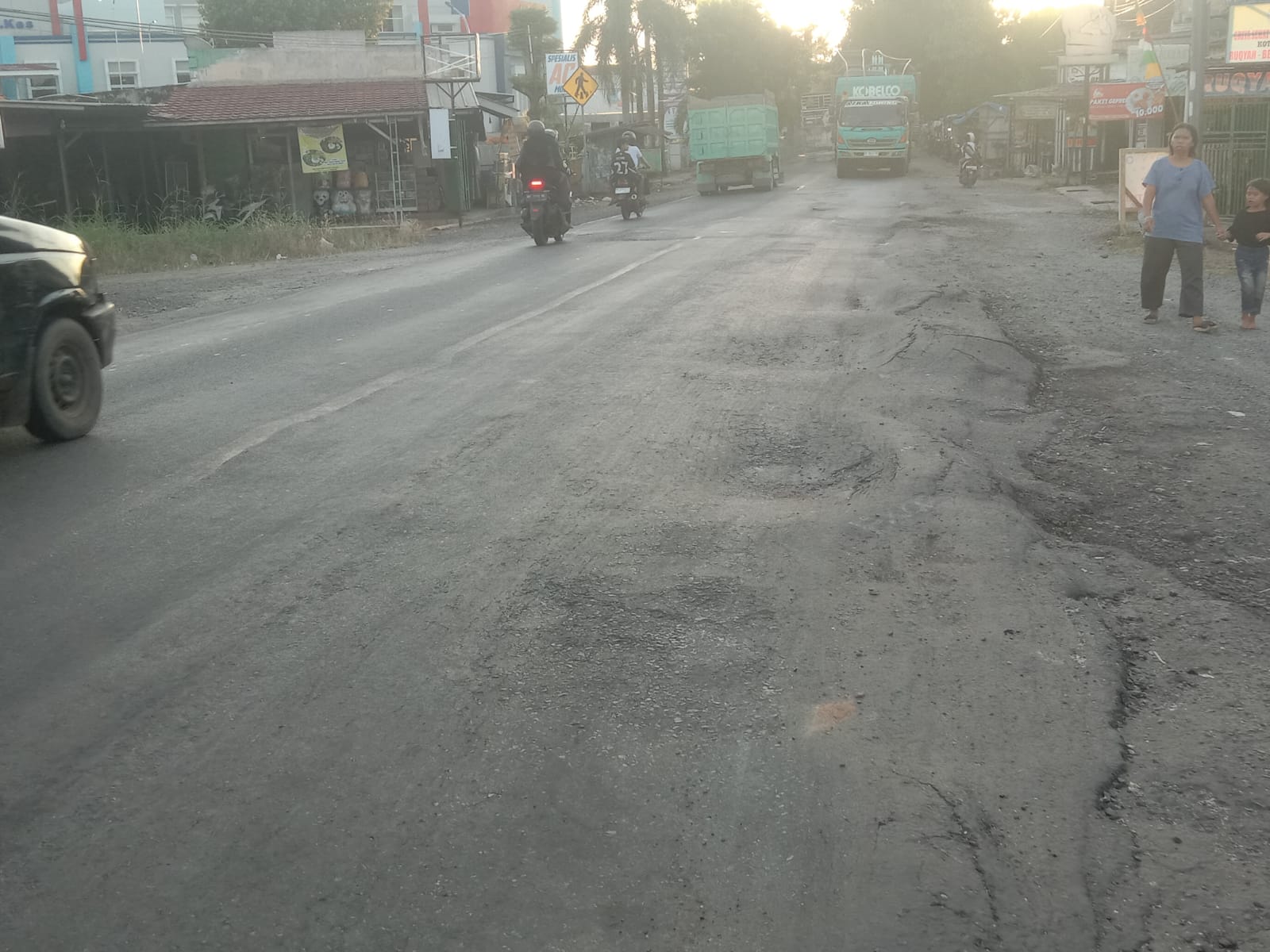 Jalinsum Rusak akibat Truk Batu Bara