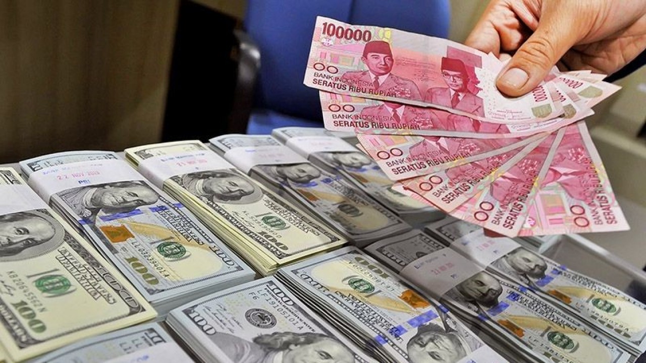 Rupiah Melemah, Bank Mulai Jual Dolar AS Rp16.800