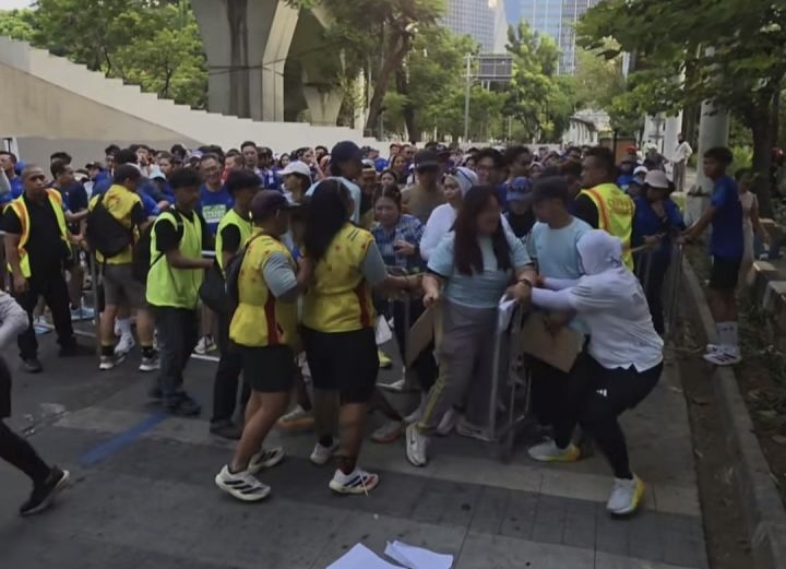 Pelari Terobos Pagar Pembatas Saat Jakarta Running Festival, Petugas Kewalahan