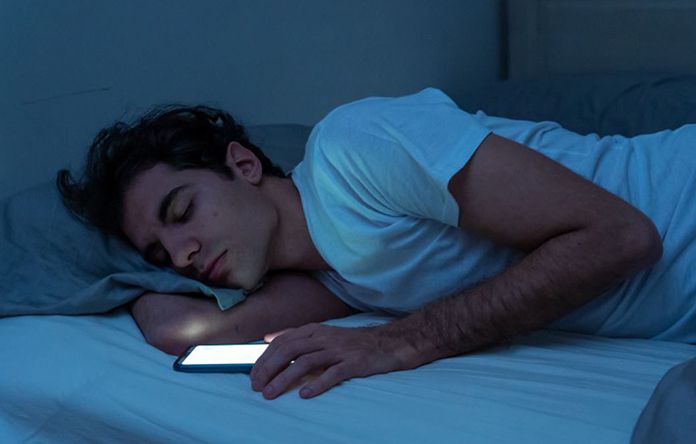 Sering Meletakkan HP di Bantal Saat Tidur? Waspadai Dampaknya untuk Tubuhmu!