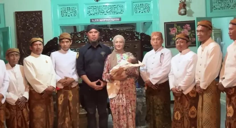 Ahmad Dhani dan Mulan Jameela Resmi Adopsi Bayi Perempuan dari Solo, Diberi Nama Siti Aminah