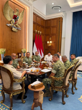 Presiden Prabowo Terima Laporan Panglima TNI, Bahas Progres 2.500 Jembatan Desa hingga Program Air Bersih