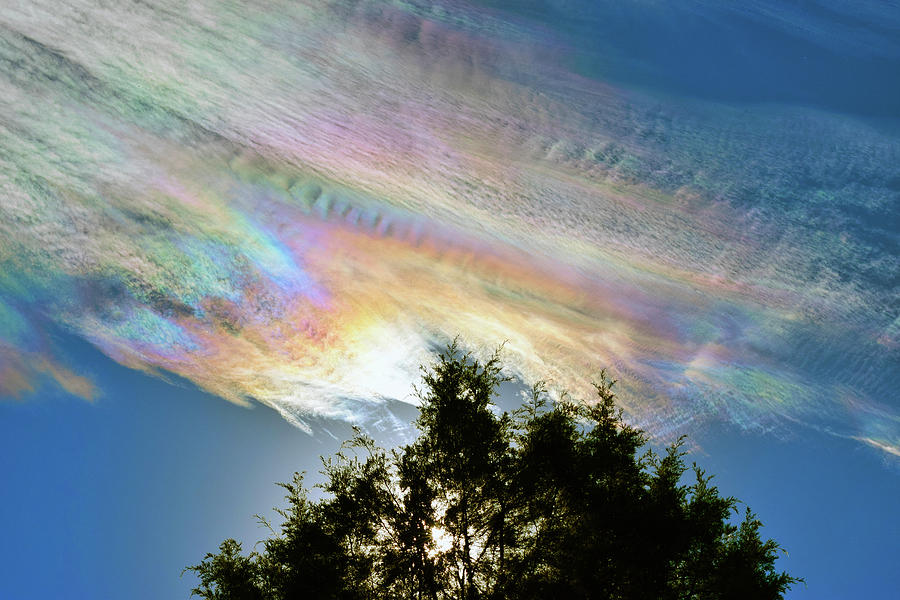 Fenomena Awan Pelangi, ‘Make Up’ Alam yang Bikin Langit Tampak Glowing