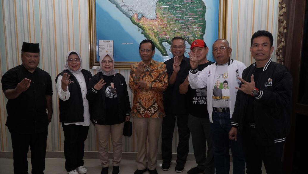 Safari Politik Mahfud MD ke Lampung, Terima Gelar Adat Hingga Bertemu Petani dan Pemuda