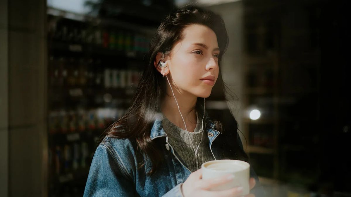 Kuping Sering Berdenging karena Earphone? Anak Muda Perlu Waspada Gangguan Pendengaran! 