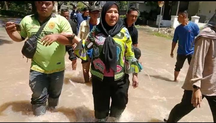  Saat Lebaran, Wali Kota Eva Terjun Langsung Atasi Penanganan Banjir