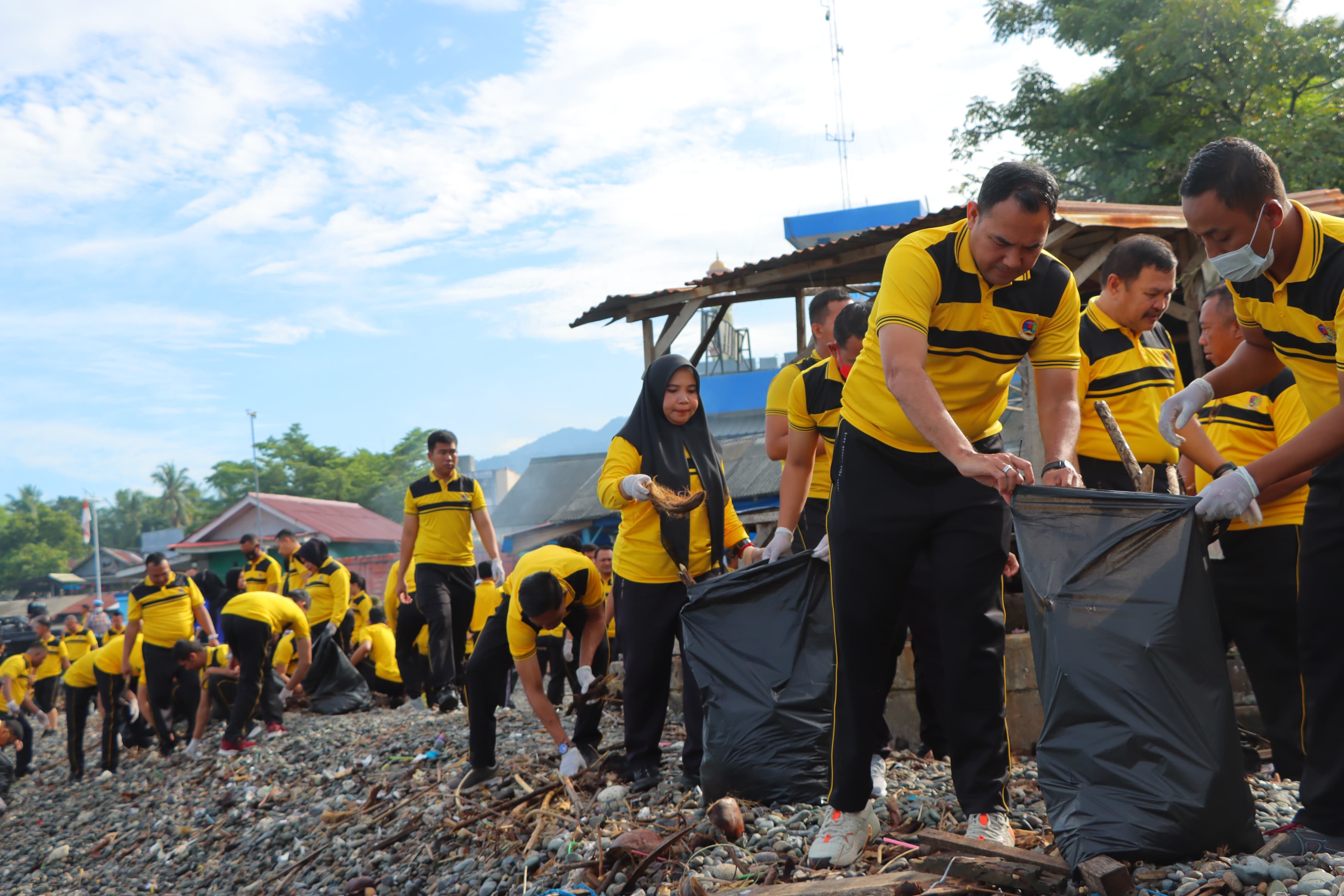 Hari Bhayangkara ke-78, Polres Tanggamus Lampung Gelar Baksos Bersihkan Pantai