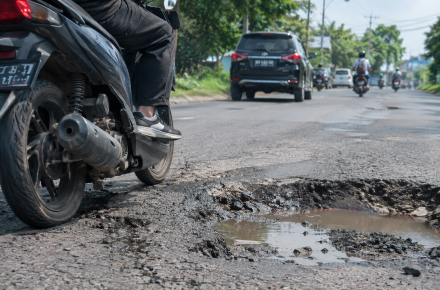 Tak Cuma Bikin Kaget, Lubang Jalan Bisa Diam-Diam Merusak Velg Motor