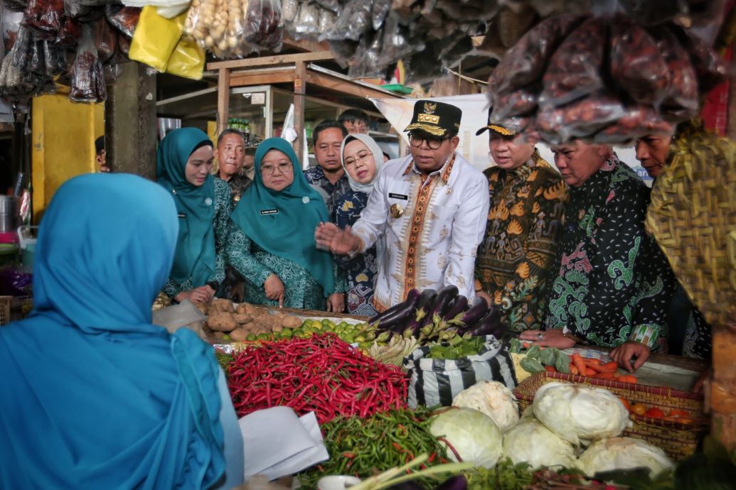 Blusukan ke Pasar Hingga Tanam Pohon, Ini Temuan PJ Gubernur di Pringsewu