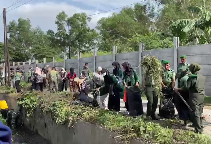 Musim Hujan Tiba, TNI dan Pemkot Bandar Lampung Bersihkan Saluran Air