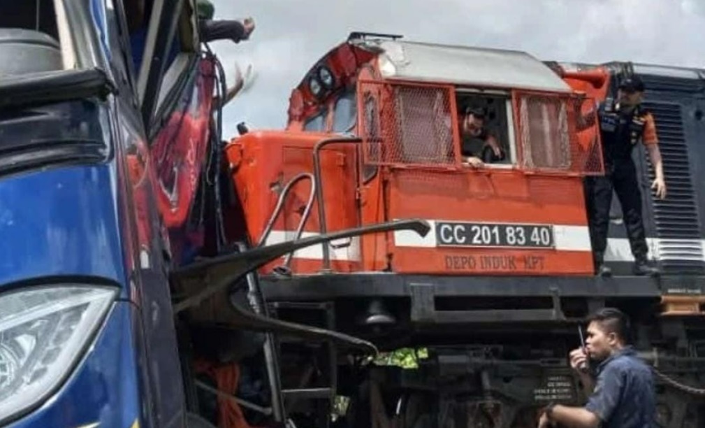 PT KAI Sampaikan Bela Sungkawa Insiden KA Rajabasa Temper Bus Putra Sulung Hingga 4 Orang MD