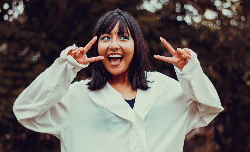 Pose “Peace” Saat Selfie Disebut Bisa Bocorkan Data Biometrik, Benarkah?